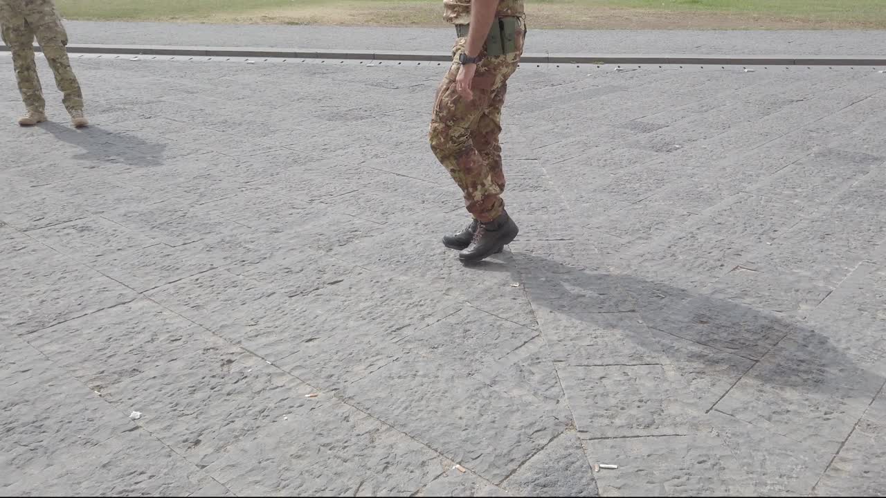 equipo militar camina en una ciudad 4k 60fps
