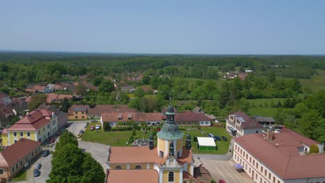 bonita vista aérea de vuelo de la iglesia en la colina en el pueblo de chlum en la república checa europa, día de verano de 2023