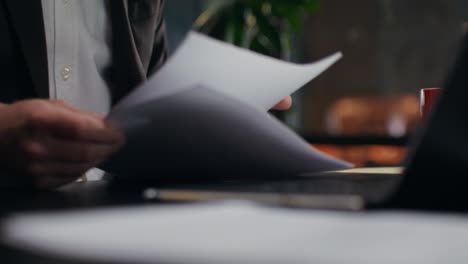 un hombre de negocios revisando documentos en su escritorio.