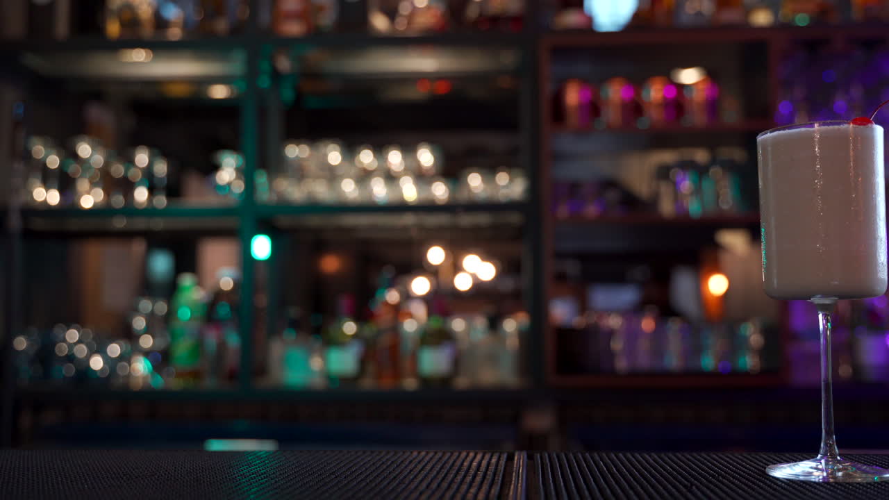 piña colada in kleurrijke bar slider shot