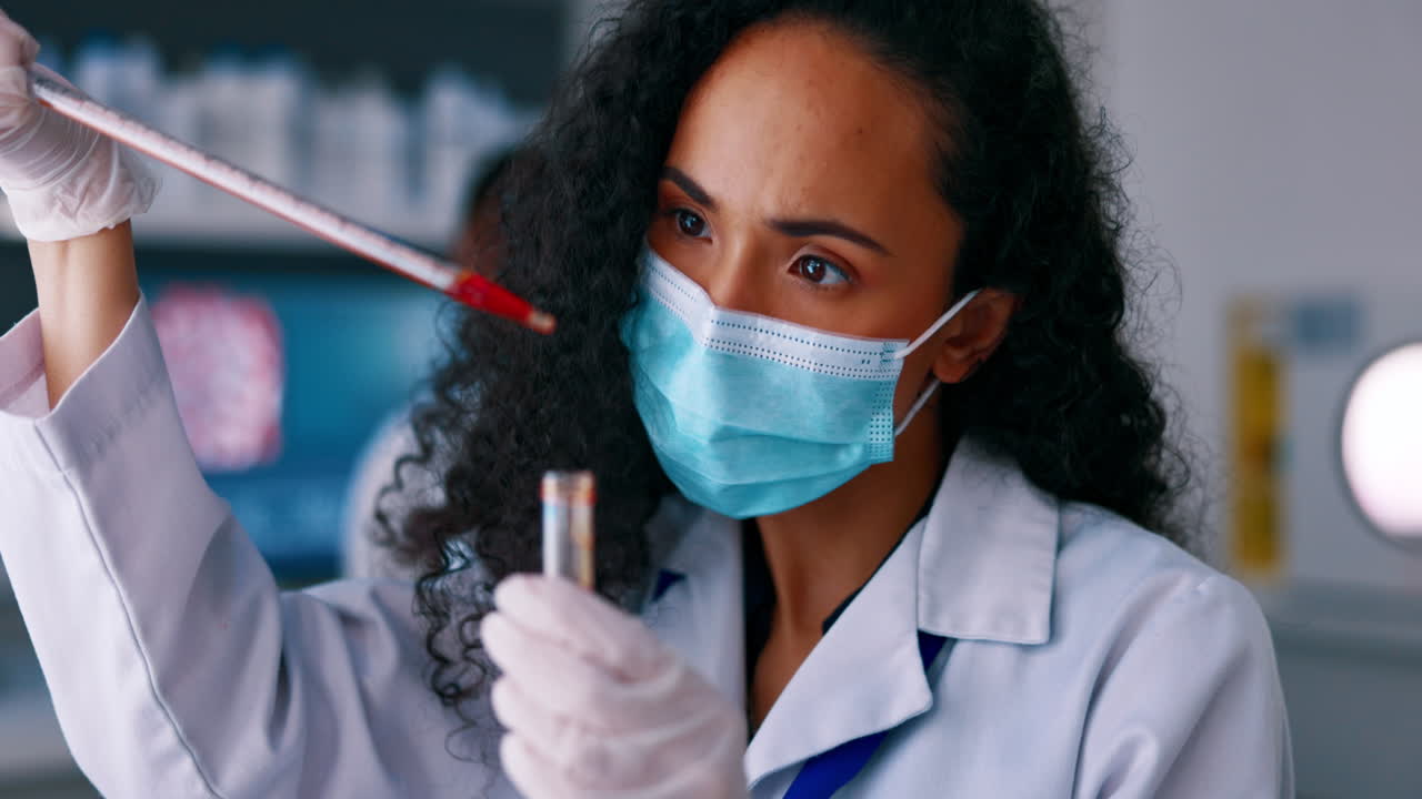 máscara facial, científico y tubo de ensayo de sangre