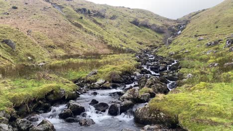 Hermoso-Río-Rocoso-Cerca-De-Helvellyn-En-El-Distrito-De-Los-Lagos---Cumbria,-Reino-Unido