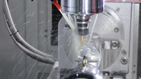 máquina de fresado cnc para metalurgia. corte de metal tecnología de procesamiento moderna.