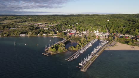 Suttons-Bay-Town-Con-Muelle-Y-Barcos,-Vista-Aérea-De-Drones