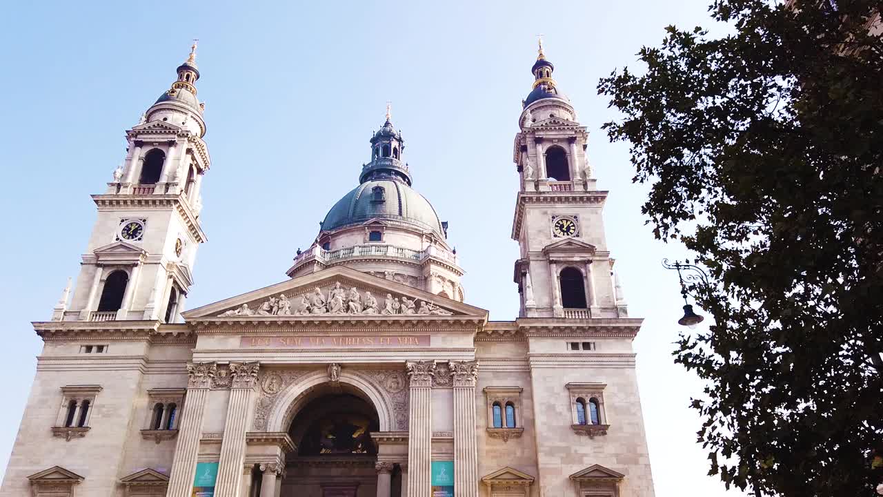 Catedral de Santo Estêvão em Budapeste em close-up, com movimento de câmera da direita para a esquerda.