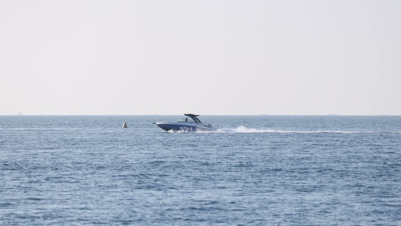 포트 필립 만을 가로질러 항해하는 스피드보트