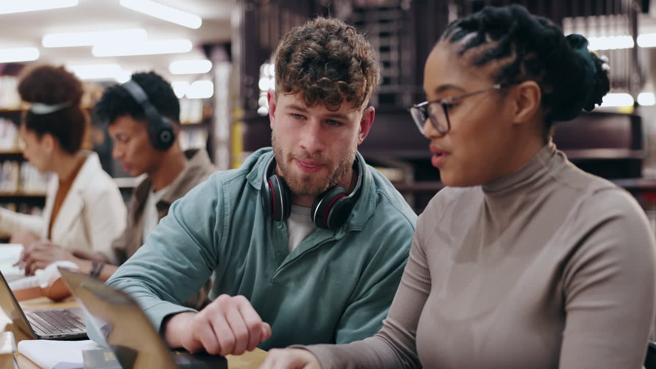 estudiantes que colaboran en una biblioteca