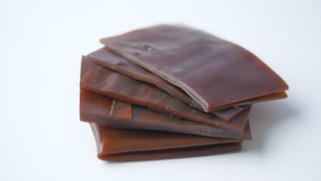 hojas de algas marinas secas (kombu o konbu o kelp)