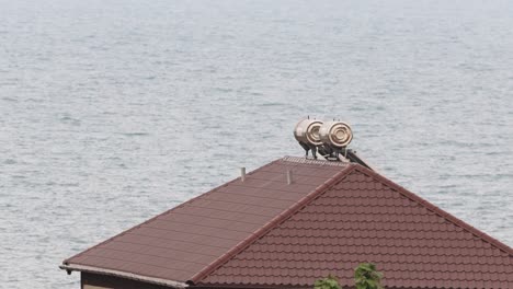 techo de la casa a orillas del mar con sistema solar de calentamiento de agua al vacío instalado en la azotea