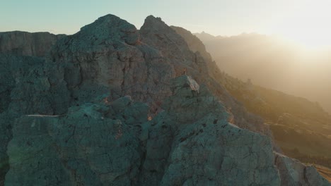 En-Lo-Alto-De-Piccola-Cir-Durante-El-Amanecer,-Una-Silueta-Contrasta-Con-El-Tono-Dorado-Del-Fondo-De-Val-Gardena.