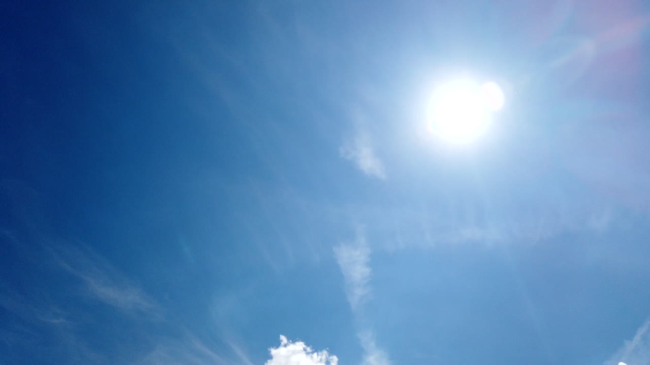 빠르게 움직이는 구름이 있는 푸른 하늘