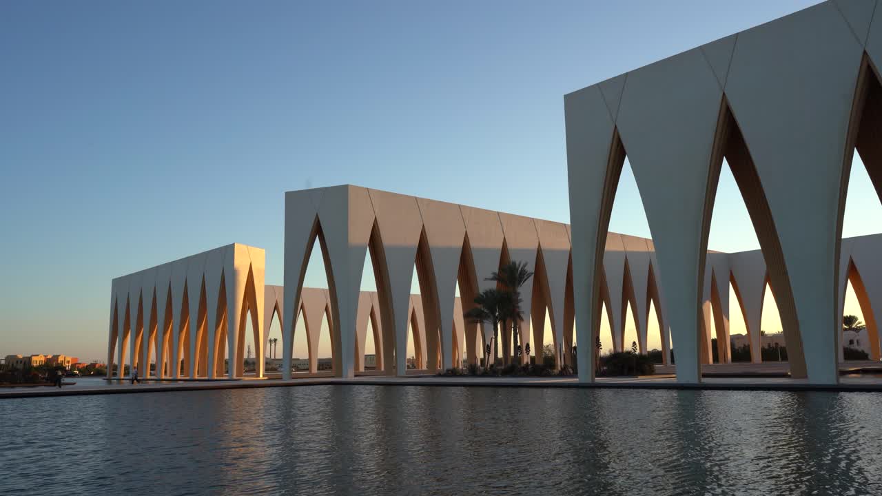 el gouna, egipto, centro cultural y de conferencias de gouna al atardecer, que fue diseñado para ser un destino cultural emblemático para la ciudad turística