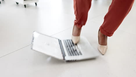 negocios, computadora portátil y pies de mujer enojada