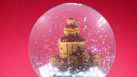 Globo-De-Nieve-De-Navidad-Sobre-Fondo-Rojo