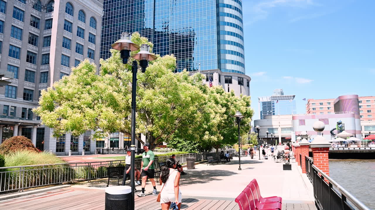 Jersey City, EUA, 1 de julho de 2025: arquitetura histórica e edifícios modernos em Jersey City. Combinação de arquitetura histórica e edifícios de escritórios modernos com árvores e pessoas caminhando em Jersey City