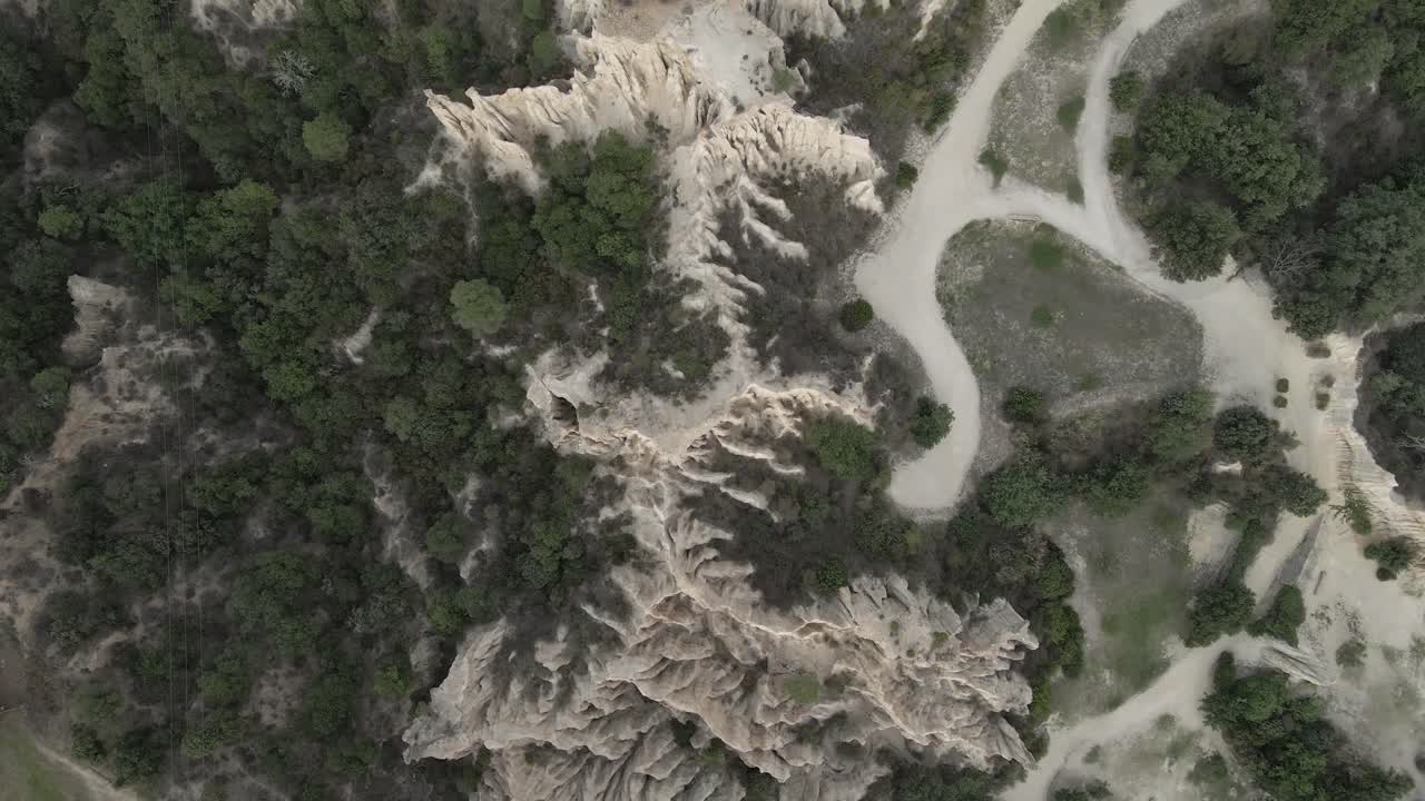 vista vertical de arriba hacia abajo: les orgues ille sur tet chimeneas de hadas erosionadas