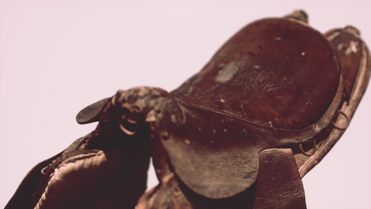 vieja silla de caballo de doma de cuero vintage usada