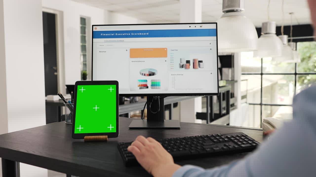 el empleado revisa la tableta con pantalla verde