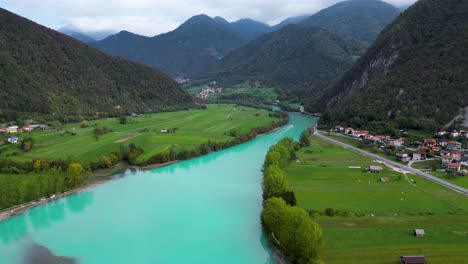 río verde esmeralda vibrante en el valle de soca, eslovenia - vista aérea impresionante
