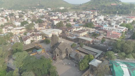 vista aérea del templo de trimbakeshwar shiva capturada por una cámara de drones.