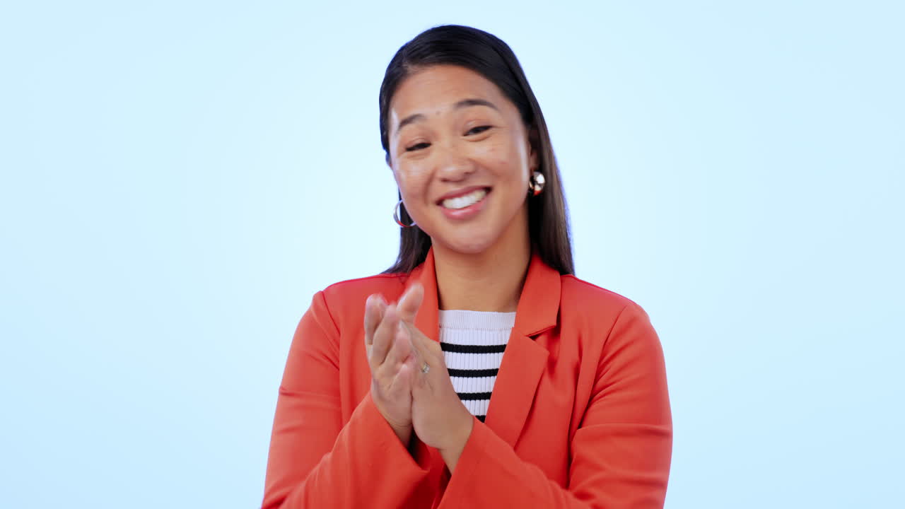 sonrisa, aplaudiendo las manos y la cara de la mujer