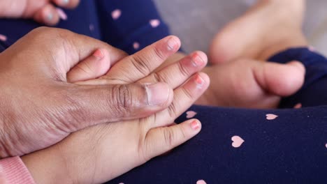 padre sosteniendo la mano del niño