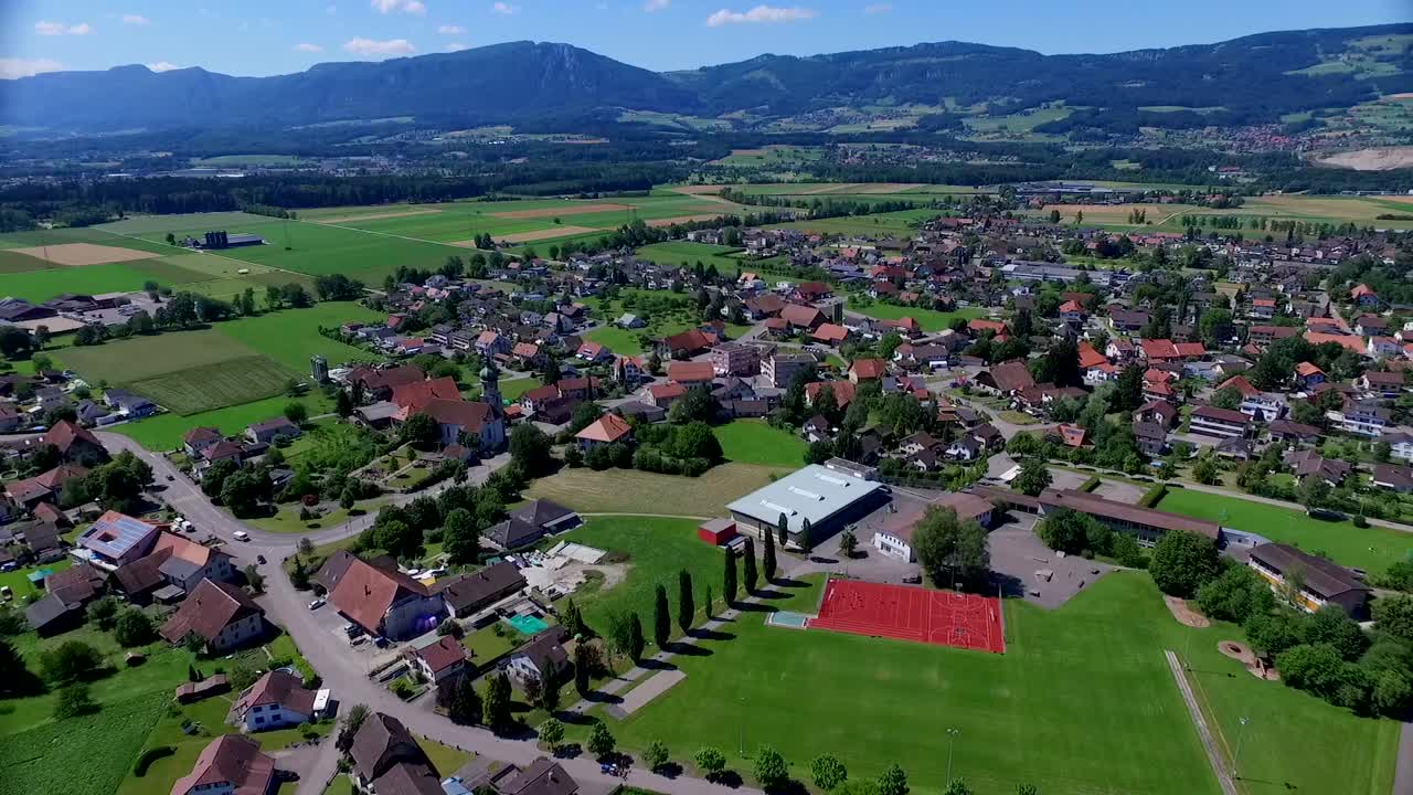 pueblo suizo filmado con un dron desde el aire