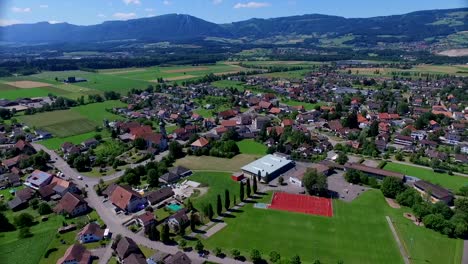 pueblo suizo filmado con un dron desde el aire