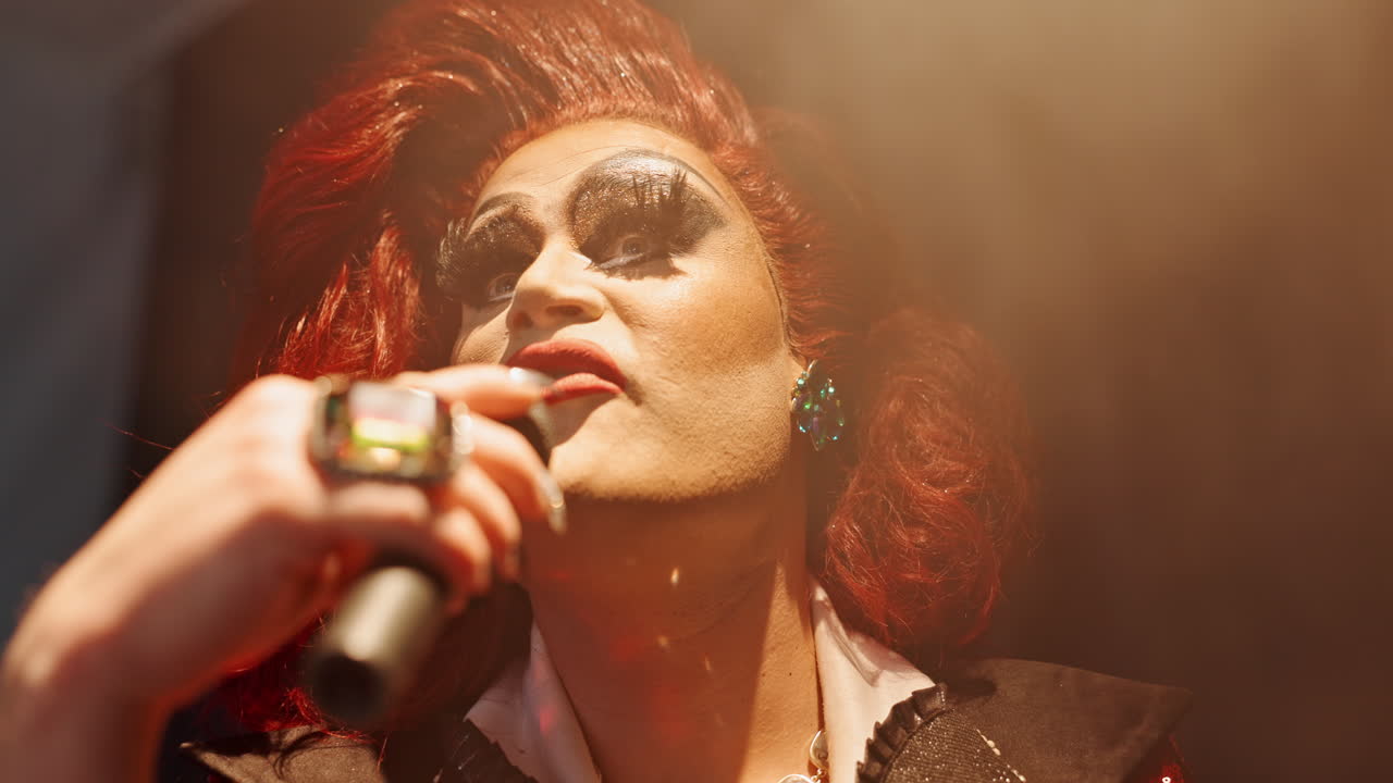 Drag queen che si esibisce sul palco