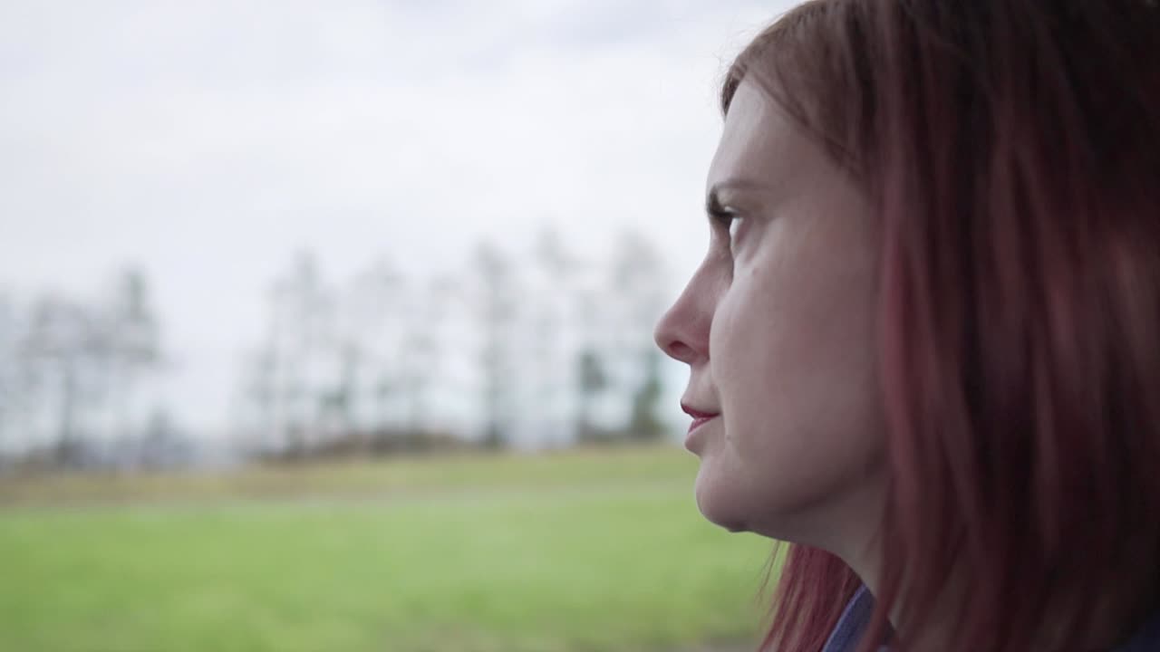 cámara lenta toma de cerca de una chica pensativa pensando mientras conduce en un vehículo con movimiento en el fondo