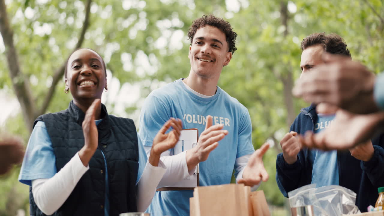 Voluntários Diversos Felizes Aplaudindo e Sorrindo ao Ar Livre