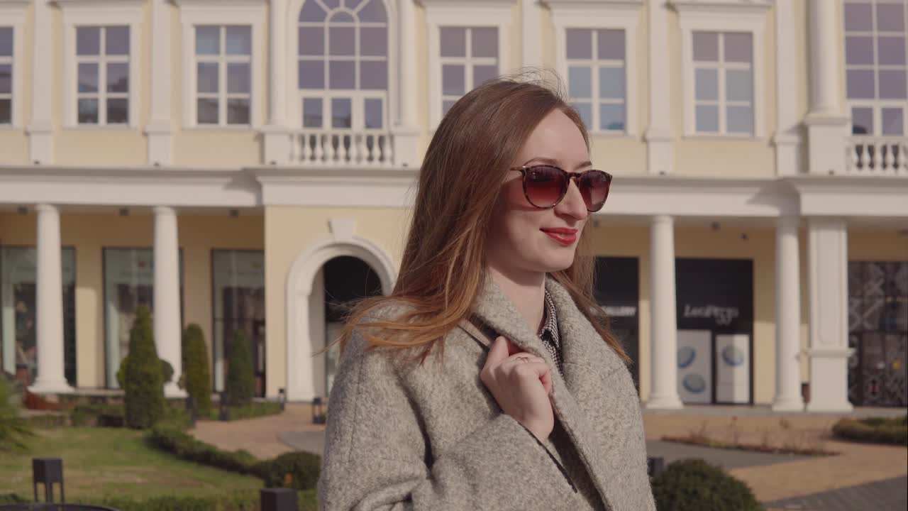 건물 밖 의 코트 를 입은 여자