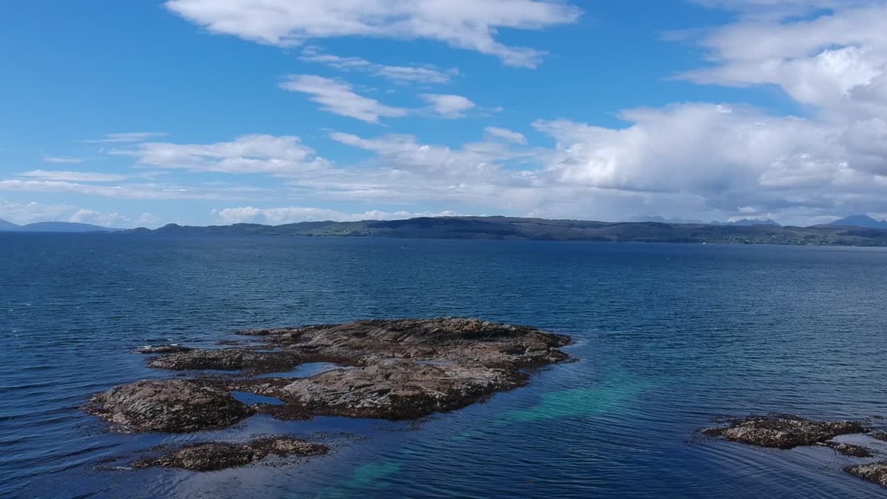 푸른 바다 섬의 물에 의해 패닝 샷