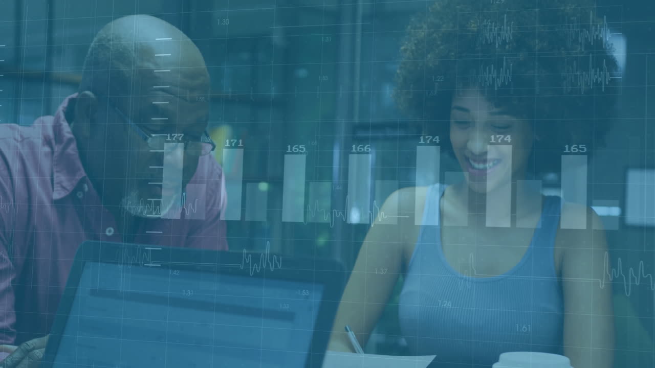 animación del procesamiento de datos financieros sobre diversas personas de negocios en la oficina