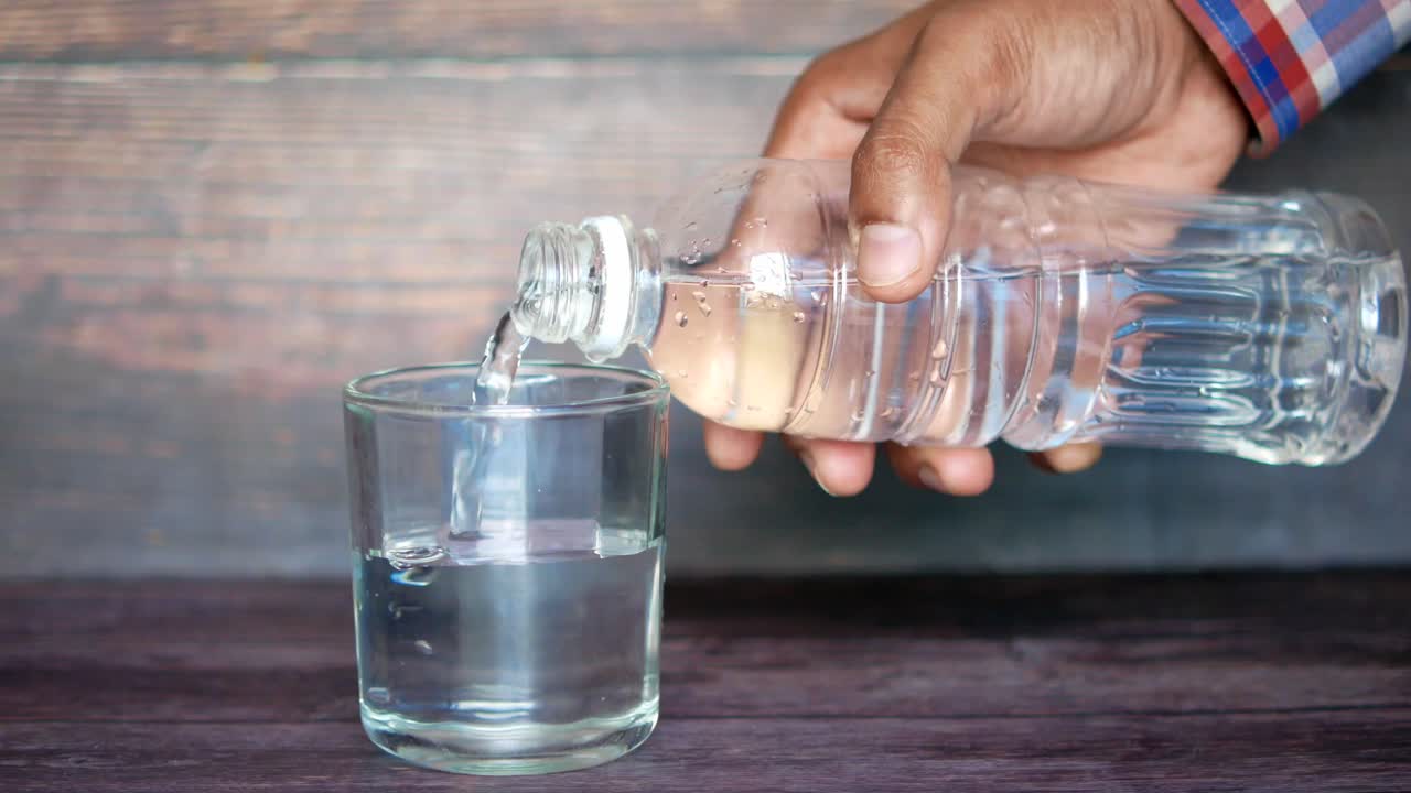 병 에서 물 을 잔 에 부어 넣는 것