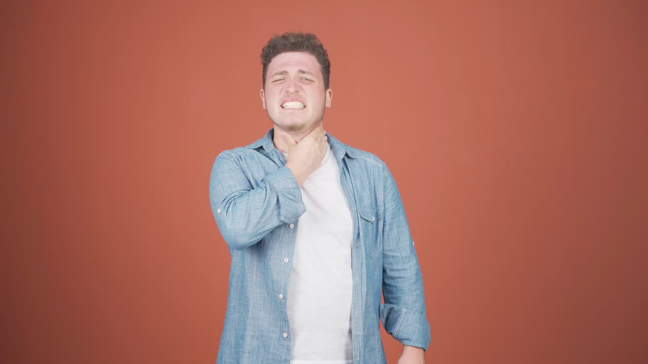 hombre con dolor de garganta.