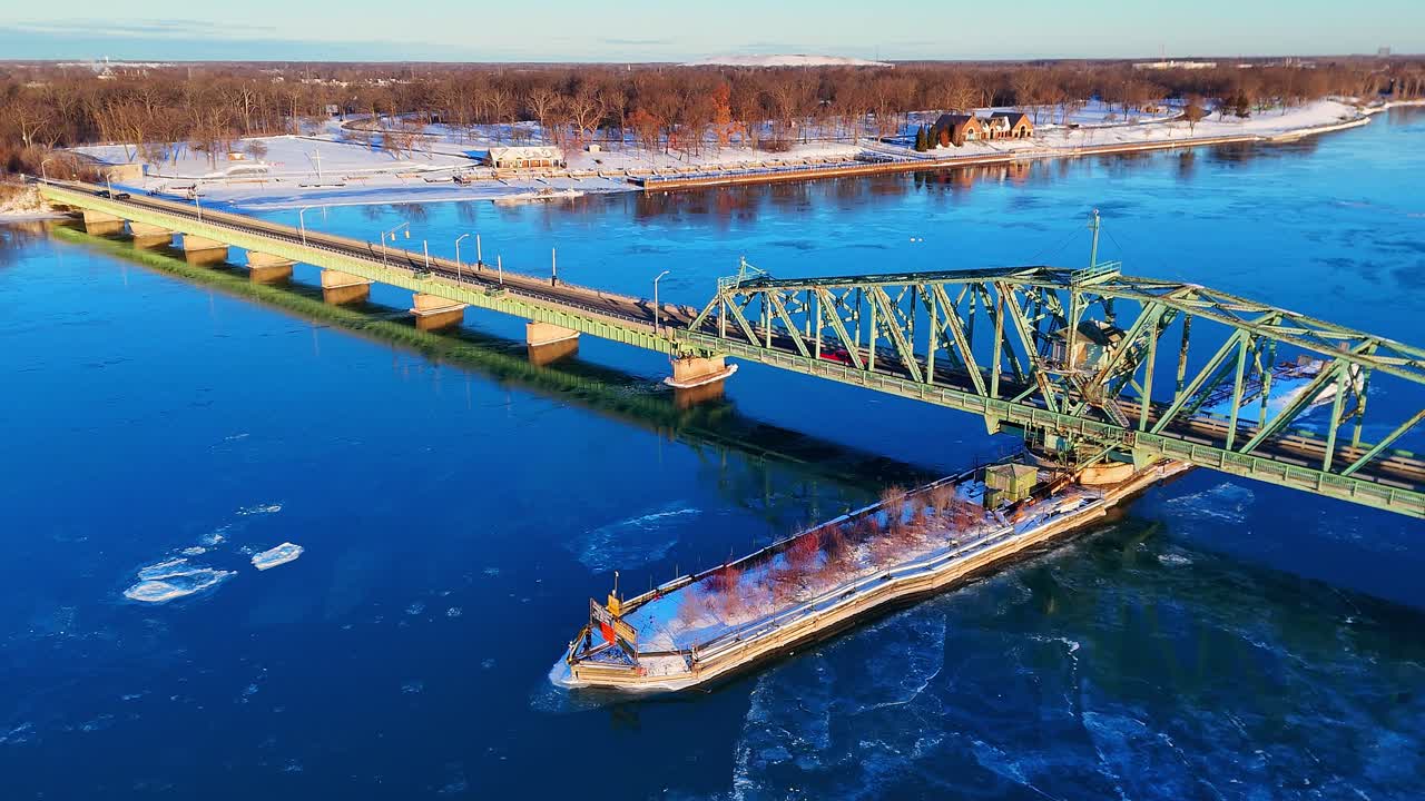 Ponte gratuito di Grosse Ile che collega Grosse Ile alla terraferma di Detroit, USA, in vista aerea durante l'inverno.