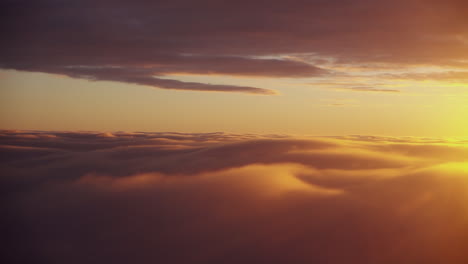 Schöner-Sonnenaufgang-über-Den-Wolken