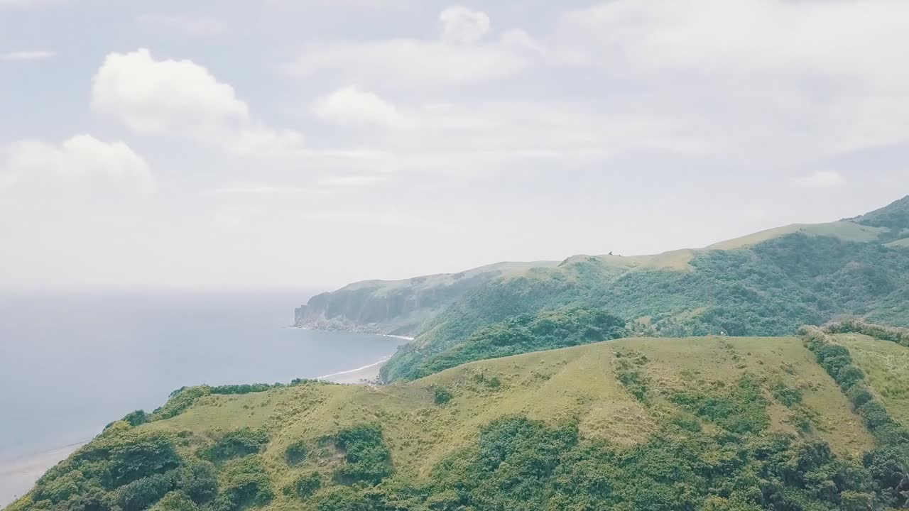 Tampilan Drone Udara Sinematik Pemandangan Indah Samudra Bertemu Pegunungan di Batanes, Filipina