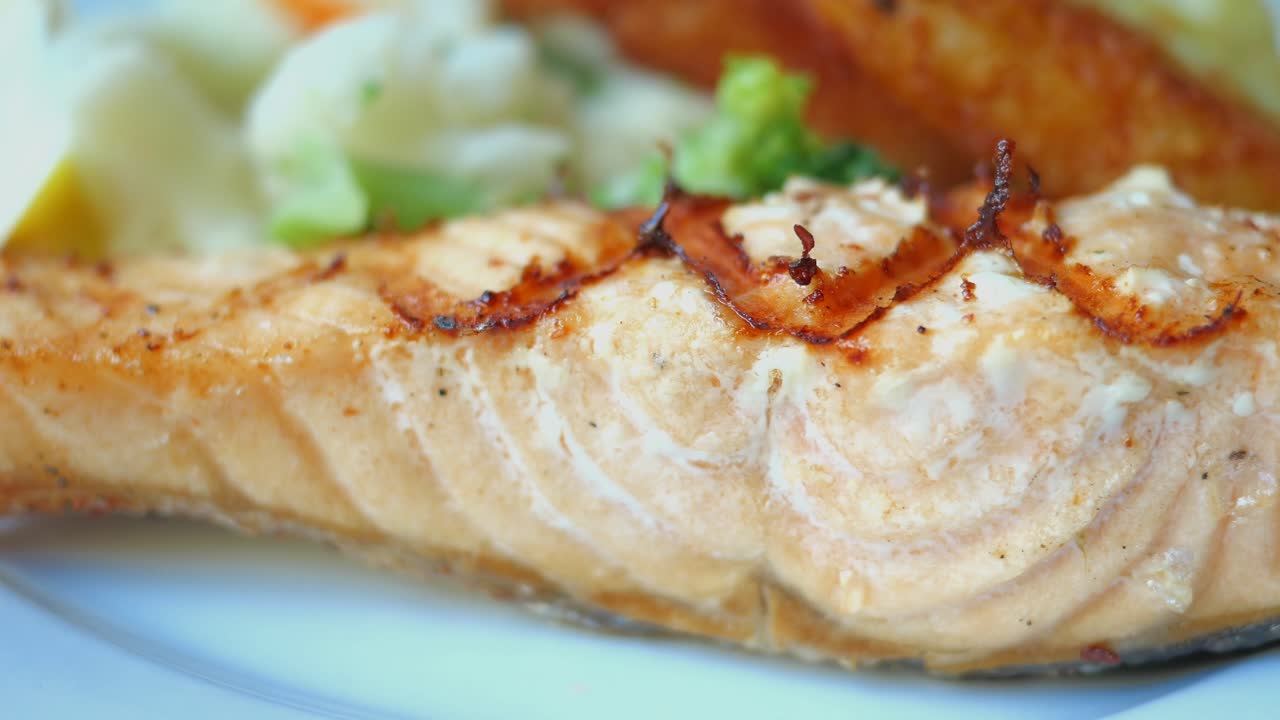 salmón a la parrilla con verduras