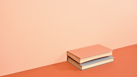 pila de libros de tapa dura ordenando uno sobre otro en tema naranja profundo y brillante. detener el movimiento