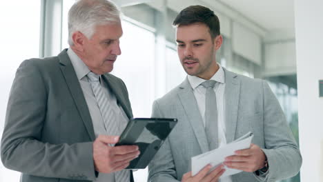 Teamarbeit,-Tablet-Und-Mentor-Mit-Geschäftsleuten