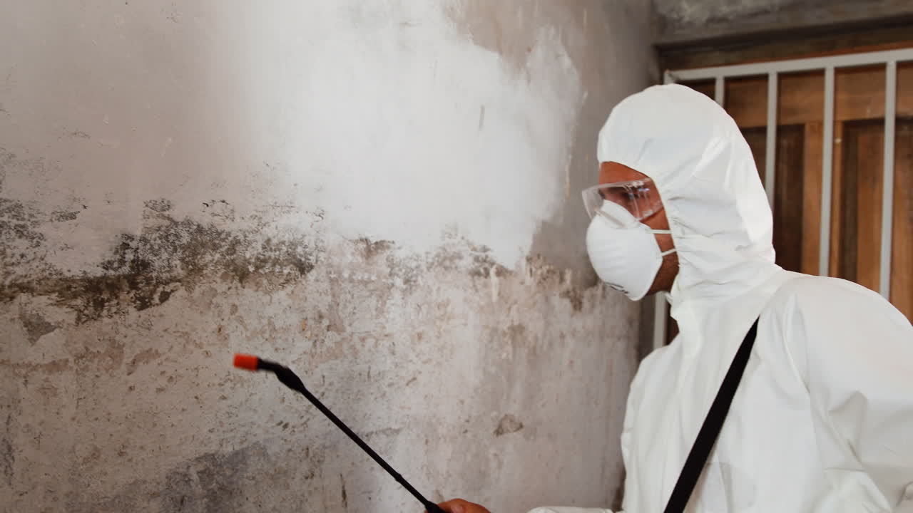 hombre haciendo control de plagas