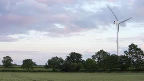 Eine-Windkraftanlage,-Die-Auf-Einem-Leeren-Grünen-Feld-Arbeitet