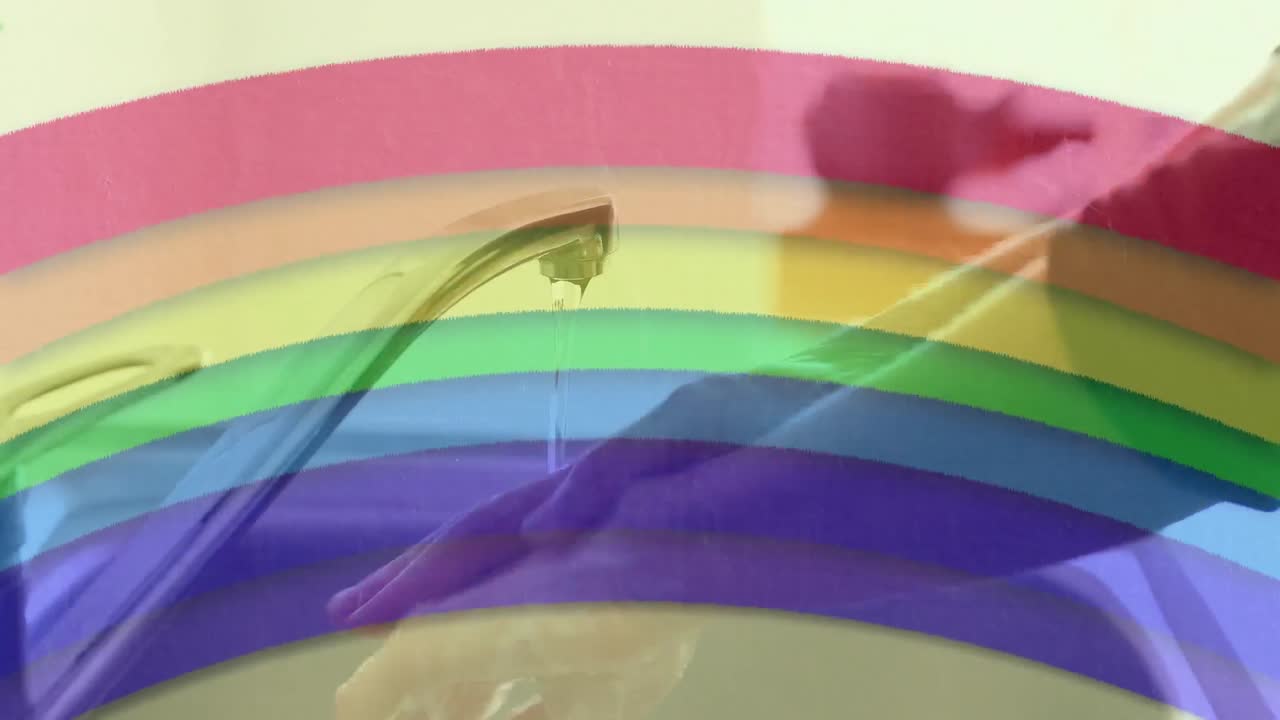 싱크대 에서 손 을  ⁇ 고 있는 사람 의 중간 부분 에 대한 무지개