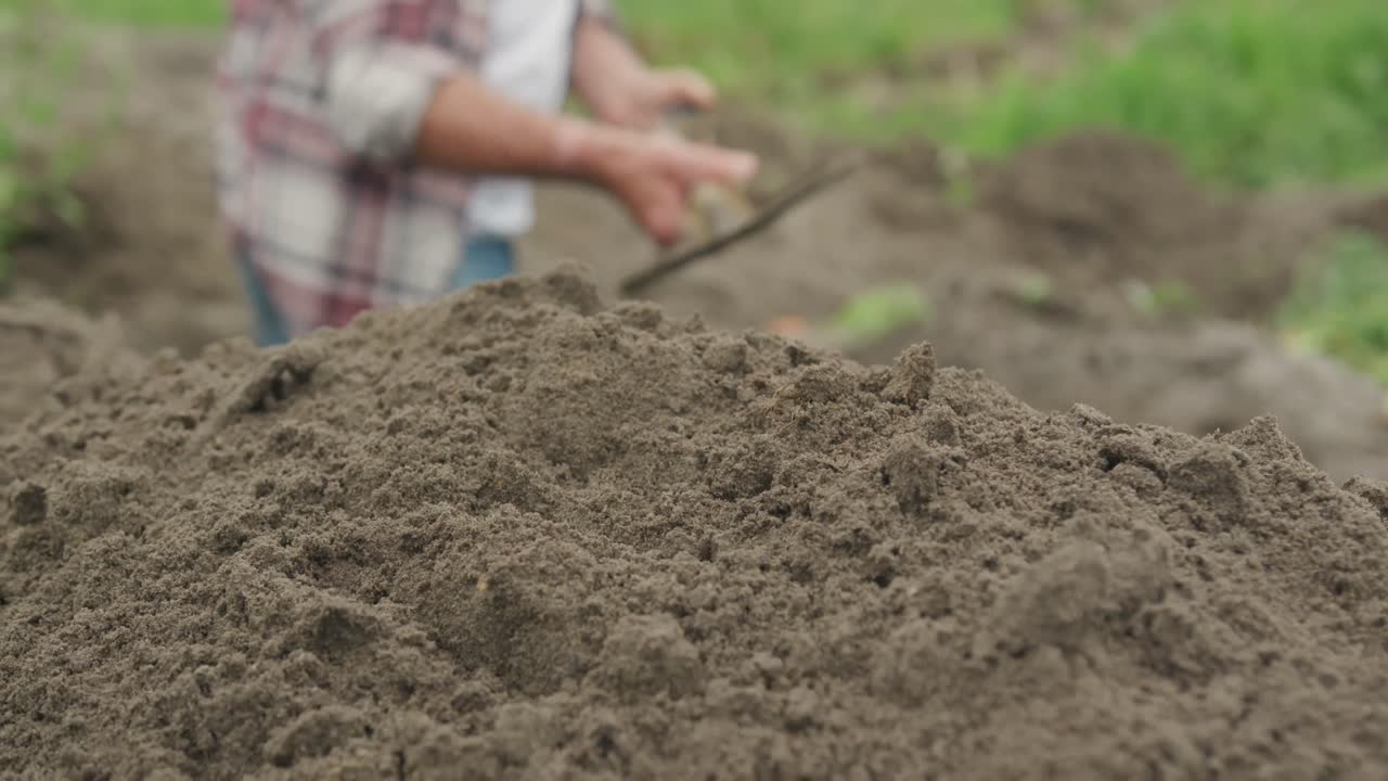 Uomo maturo che lavora in fattoria