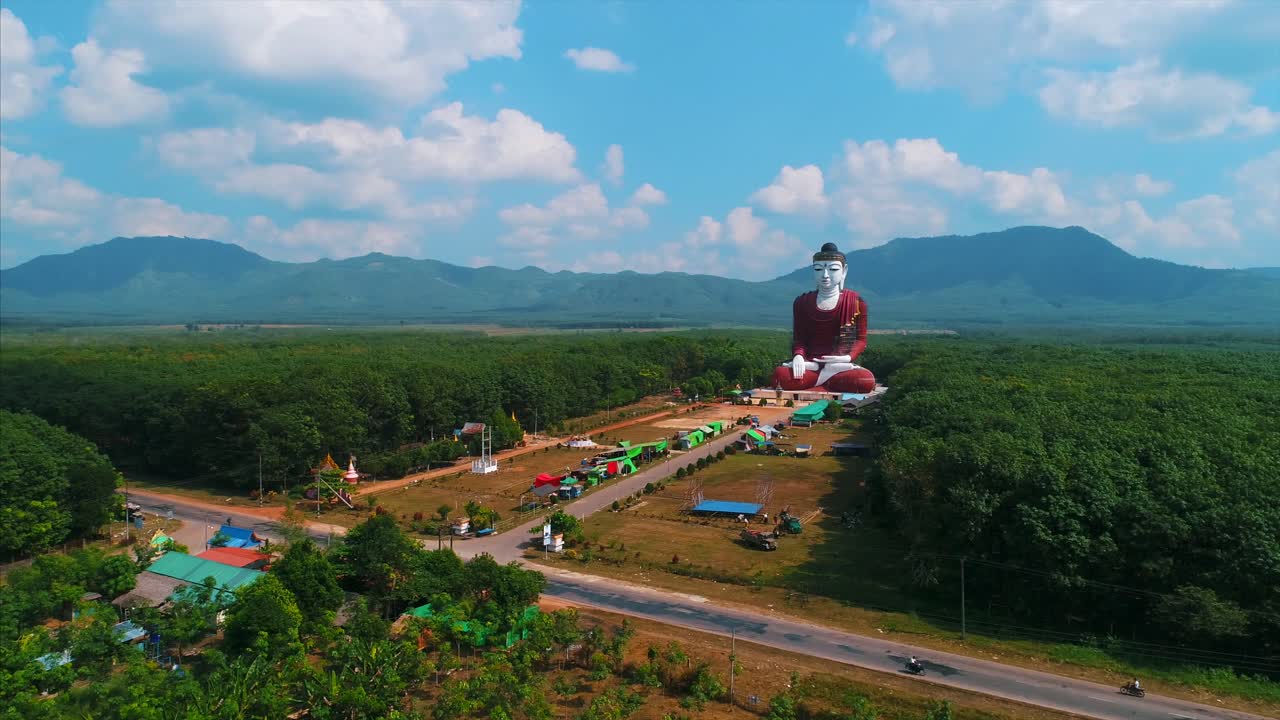 Enorme e massiccia statua di Buddha, campagna asiatica, drone orbitale