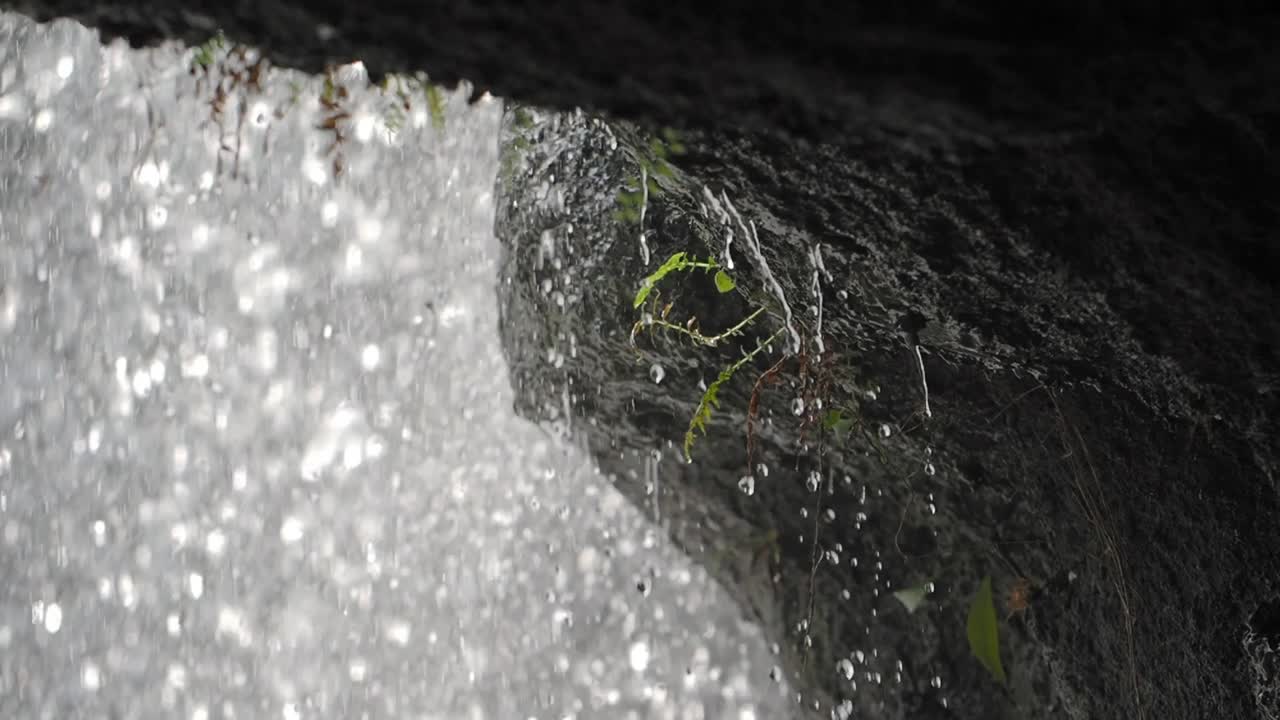 cataratas en cascada sobre las rocas