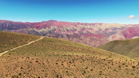 una muñeca aérea disparada sobre turistas que miran la vibrante ladera de la colina de el hornocal