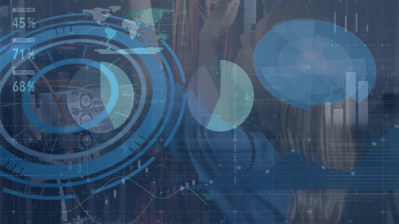 animación del procesamiento de datos financieros sobre una mujer caucásica en la sala de servidores